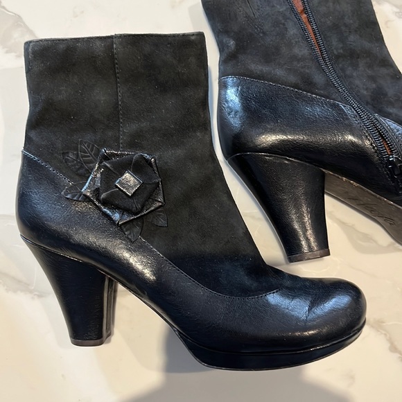 Naya Breeze Black leather floral Zip up Block heel boots - Picture 5 of 9